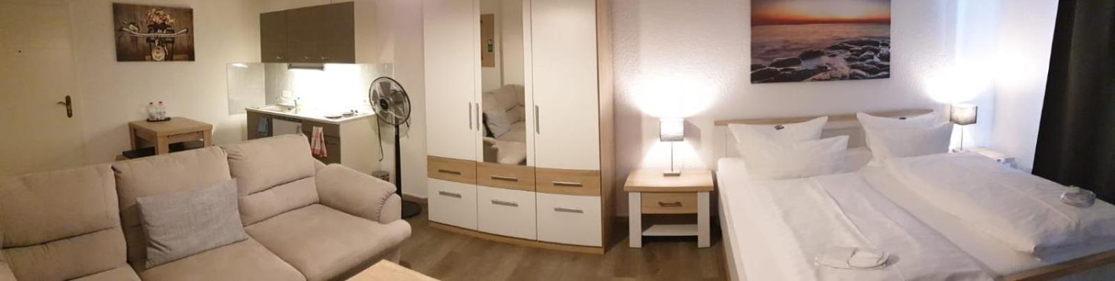 Hotel Zur Alten Stadtkellerei Leipzig Rum bild A bedroom with a nightstand